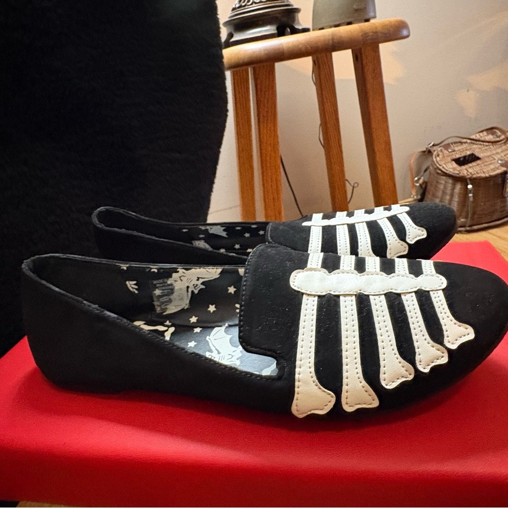 Iron Fist Black and White Bone Flats - Picture 5 of 7